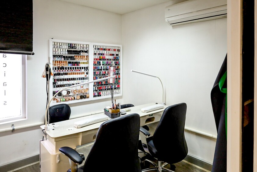 Superb & Versatile Shop/Office in Prospect’s Village Heart