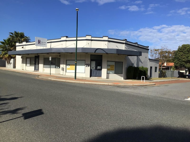 OFFICE WITH STREET EXPOSURE