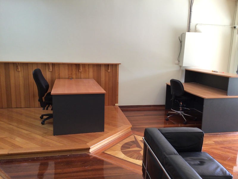 OFFICE WITH STREET EXPOSURE