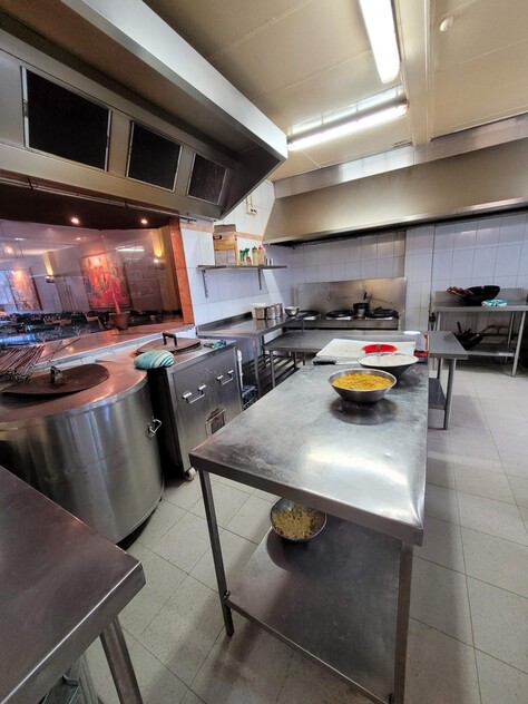 Opportunity to lease a well-established restaurant in a prime location with huge advertising exposure