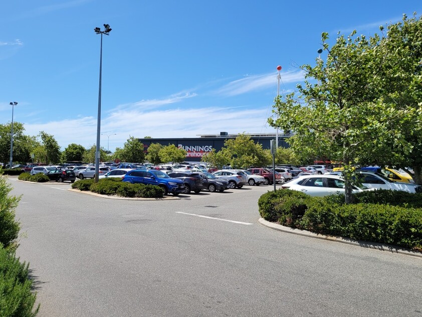 Opportunity to lease a well-established restaurant in a prime location with huge advertising exposure