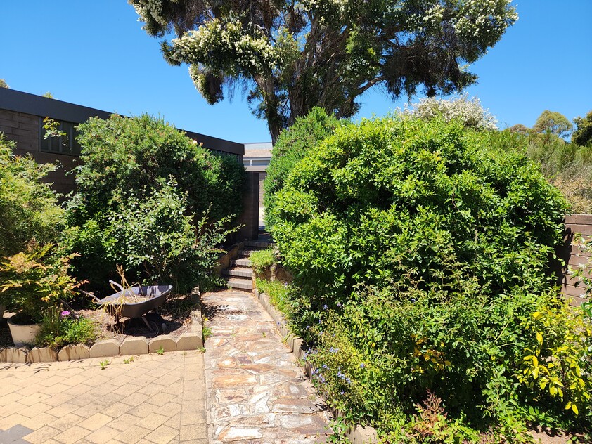 Spacious modern single-level townhouse - a rare opportunity!