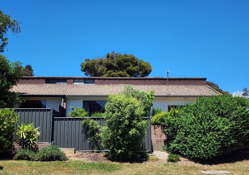 Spacious modern single-level townhouse - a rare opportunity!
