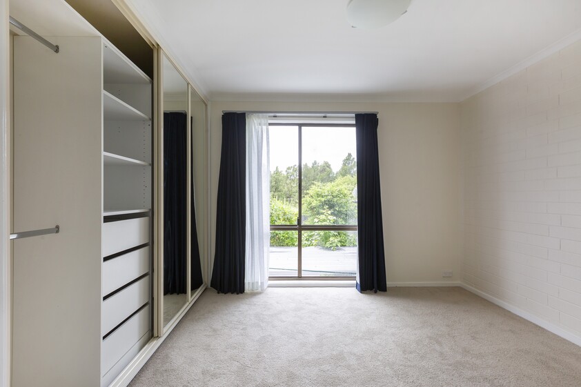 Spacious modern single-level townhouse - a rare opportunity!