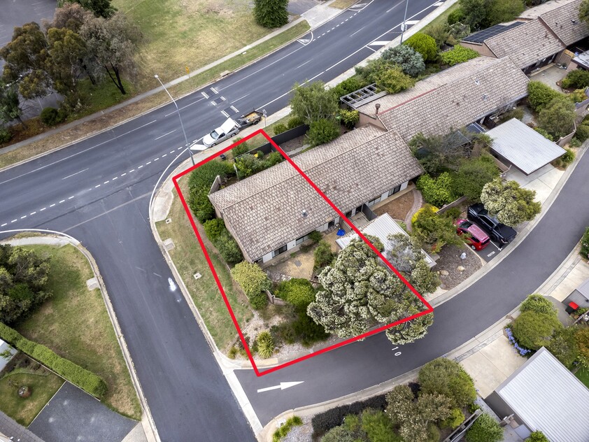 Spacious modern single-level townhouse - a rare opportunity!