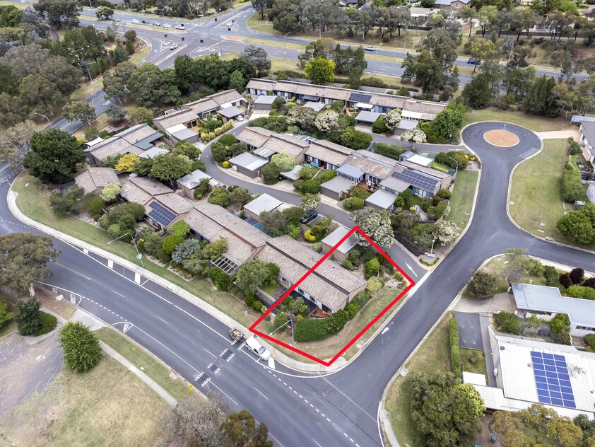 Spacious modern single-level townhouse - a rare opportunity!
