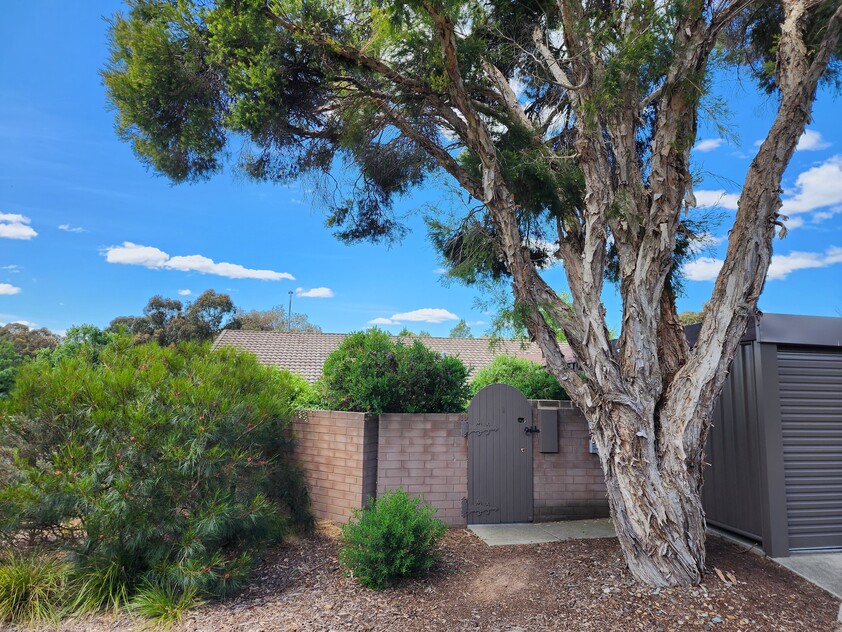 Spacious modern single-level townhouse - a rare opportunity!