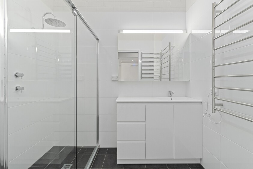 Spacious modern single-level townhouse - a rare opportunity!