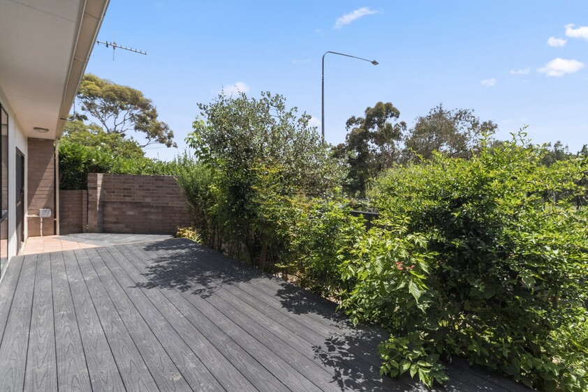 Spacious modern single-level townhouse - a rare opportunity!