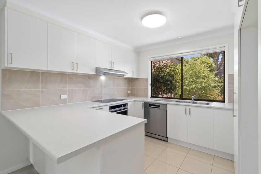 Spacious modern single-level townhouse - a rare opportunity!