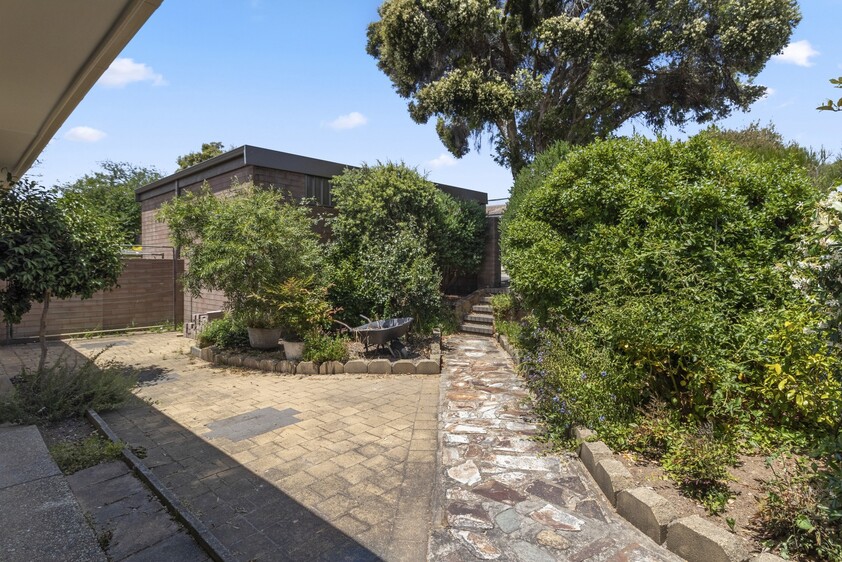 Spacious modern single-level townhouse - a rare opportunity!