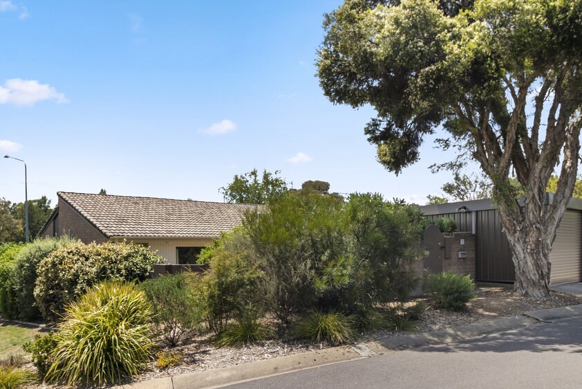 Spacious modern single-level townhouse - a rare opportunity!