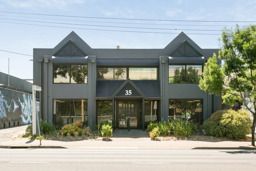 IMPRESSIVE OFFICE SUITE OPPOSITE WAYVILLE SHOWGROUNDS