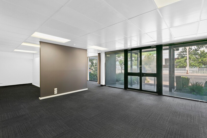 IMPRESSIVE OFFICE SUITE OPPOSITE WAYVILLE SHOWGROUNDS