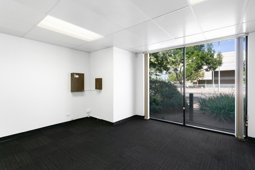 IMPRESSIVE OFFICE SUITE OPPOSITE WAYVILLE SHOWGROUNDS