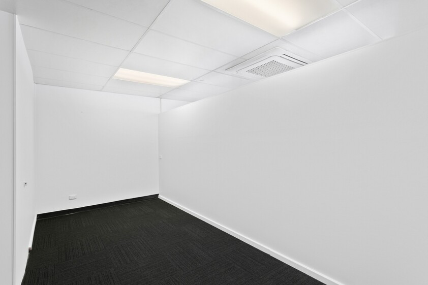 IMPRESSIVE OFFICE SUITE OPPOSITE WAYVILLE SHOWGROUNDS