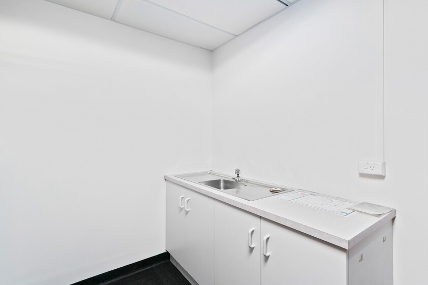 IMPRESSIVE OFFICE SUITE OPPOSITE WAYVILLE SHOWGROUNDS