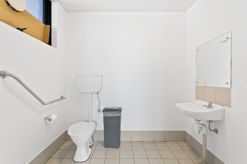 IMPRESSIVE OFFICE SUITE OPPOSITE WAYVILLE SHOWGROUNDS