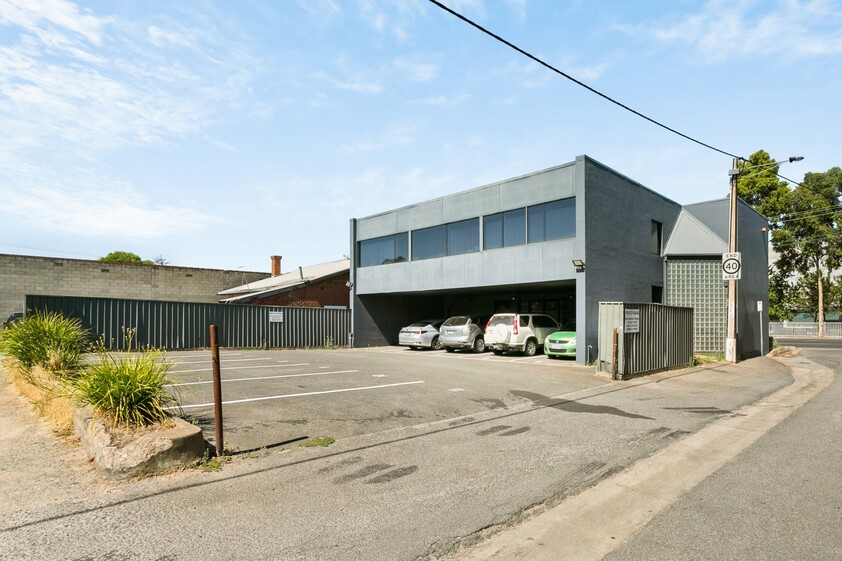 IMPRESSIVE OFFICE SUITE OPPOSITE WAYVILLE SHOWGROUNDS