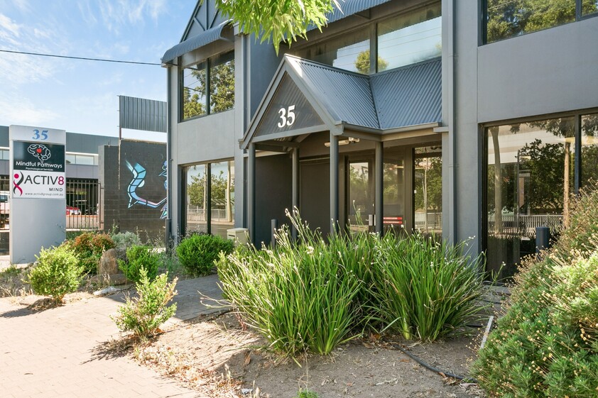 IMPRESSIVE OFFICE SUITE OPPOSITE WAYVILLE SHOWGROUNDS