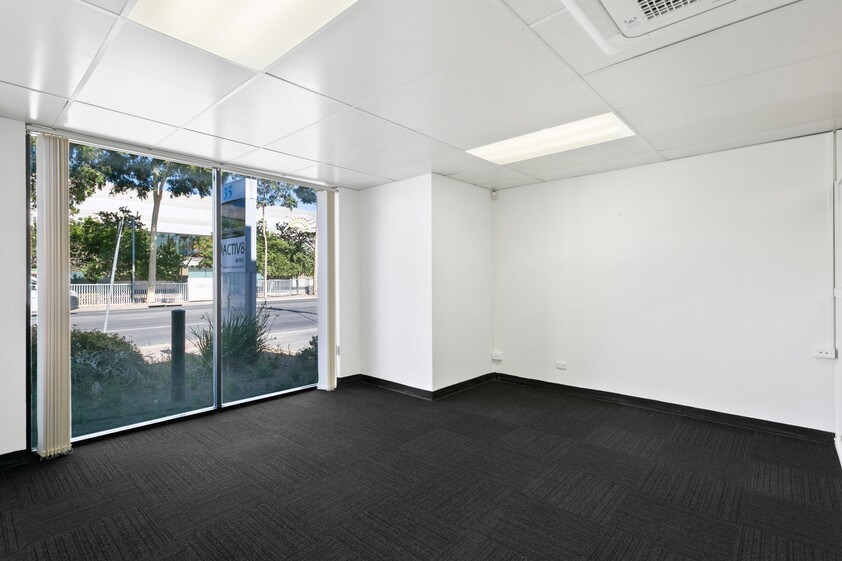 IMPRESSIVE OFFICE SUITE OPPOSITE WAYVILLE SHOWGROUNDS
