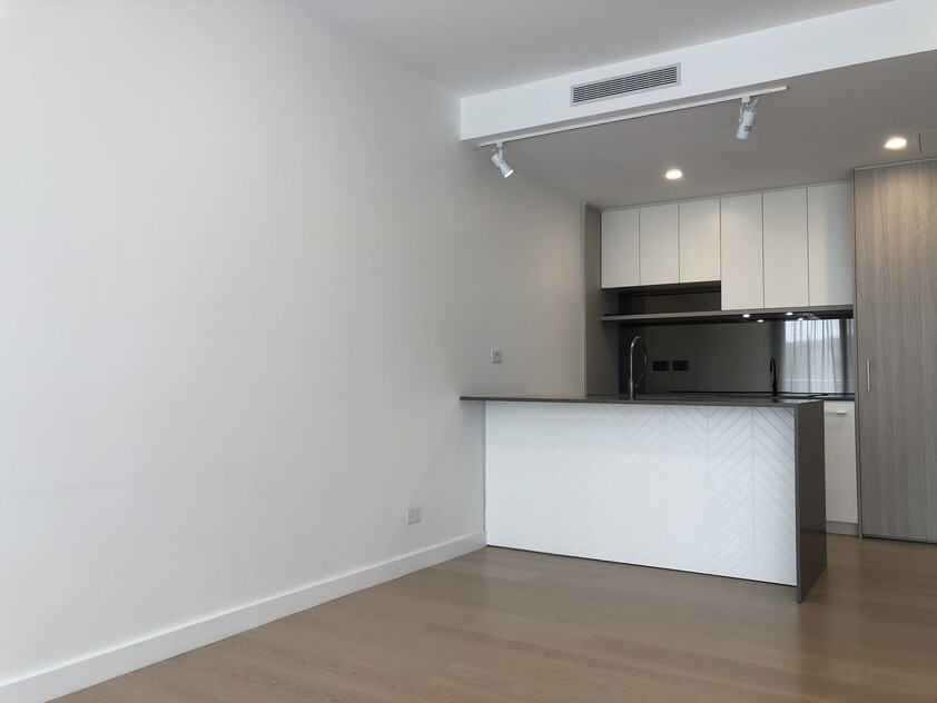 $580 per week Available from 12th March 2023. Superb unobstructed views, north-east facing.