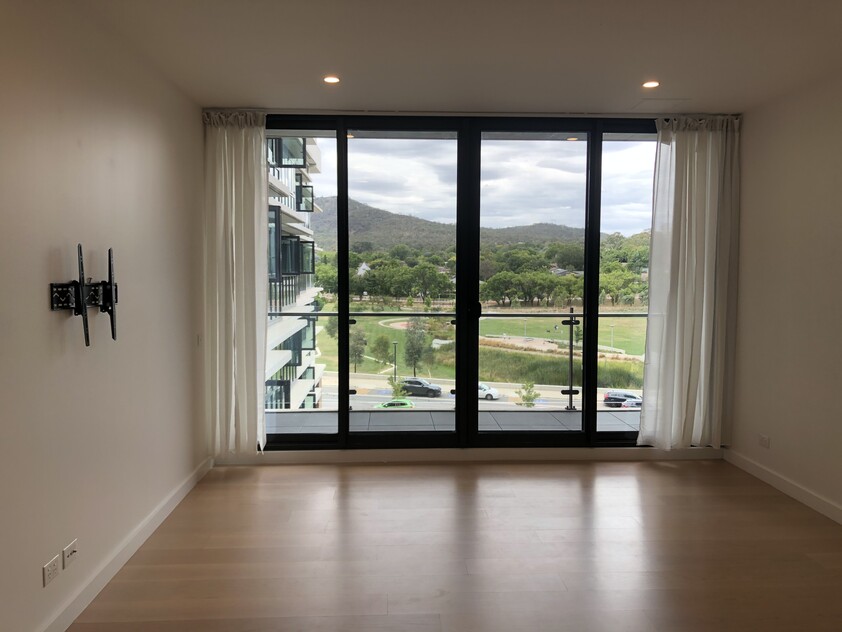 $580 per week Available from 12th March 2023. Superb unobstructed views, north-east facing.