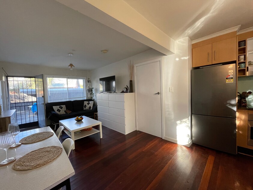 Sunny Apartment in the Perfect Location!