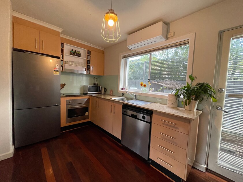 Sunny Apartment in the Perfect Location!