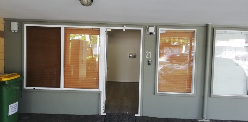 Modern Office With Outstanding Exposure to Canning High way!