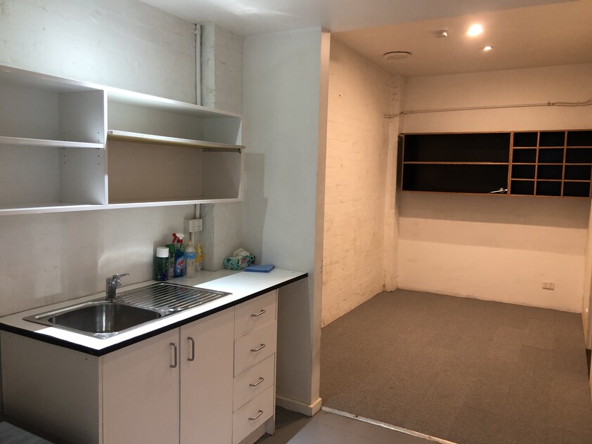 Superbly located Warehouse / Office in Cheltenham