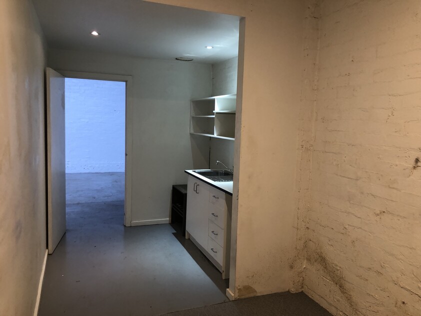 Superbly located Warehouse / Office in Cheltenham