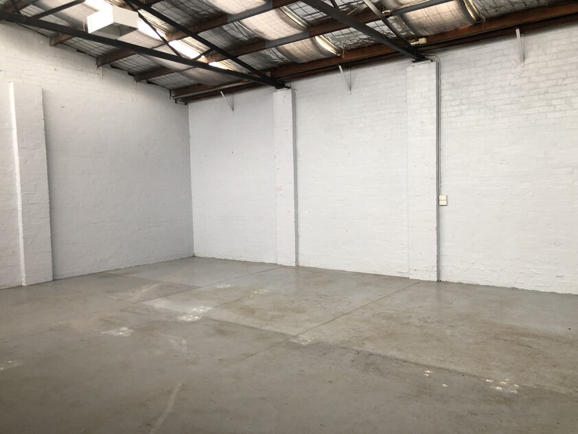 Superbly located Warehouse / Office in Cheltenham