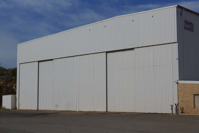 Workshop/Office Facility with Gantry Crane & Hardstand