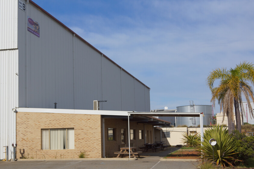 Workshop/Office Facility with Gantry Crane & Hardstand