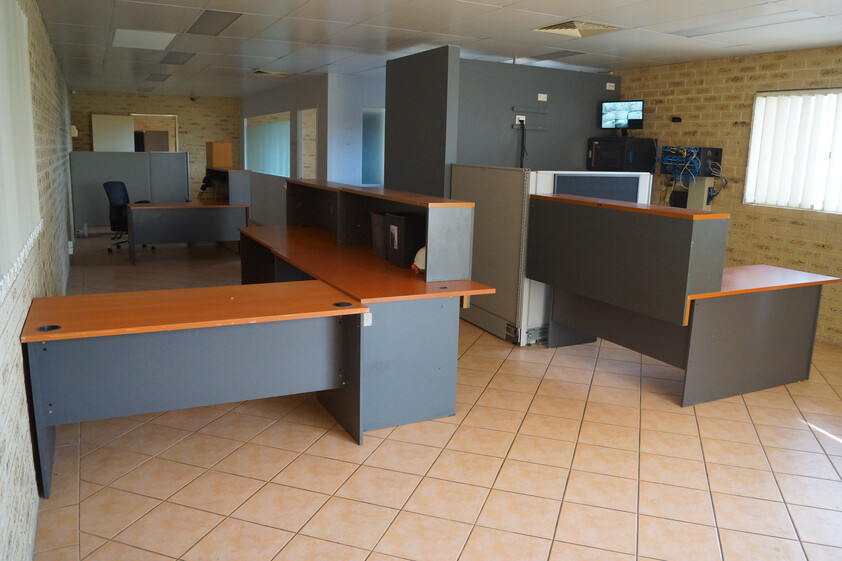 Workshop/Office Facility with Gantry Crane & Hardstand