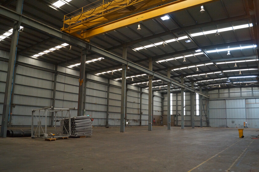 Workshop/Office Facility with Gantry Crane & Hardstand