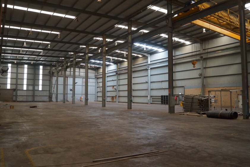 Workshop/Office Facility with Gantry Crane & Hardstand