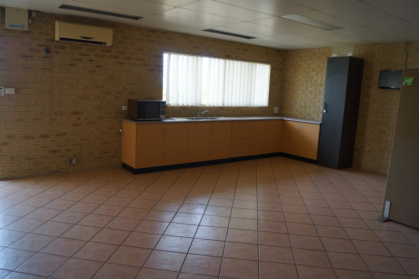 Workshop/Office Facility with Gantry Crane & Hardstand