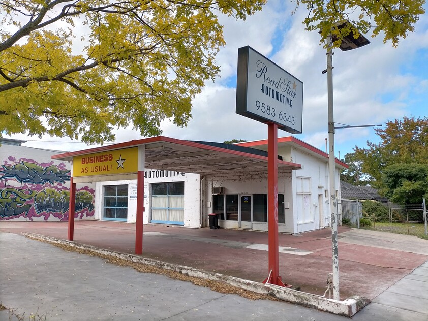 Bayside Warehouse / Office / Retail / (Mixed Use) with Excellent Exposure