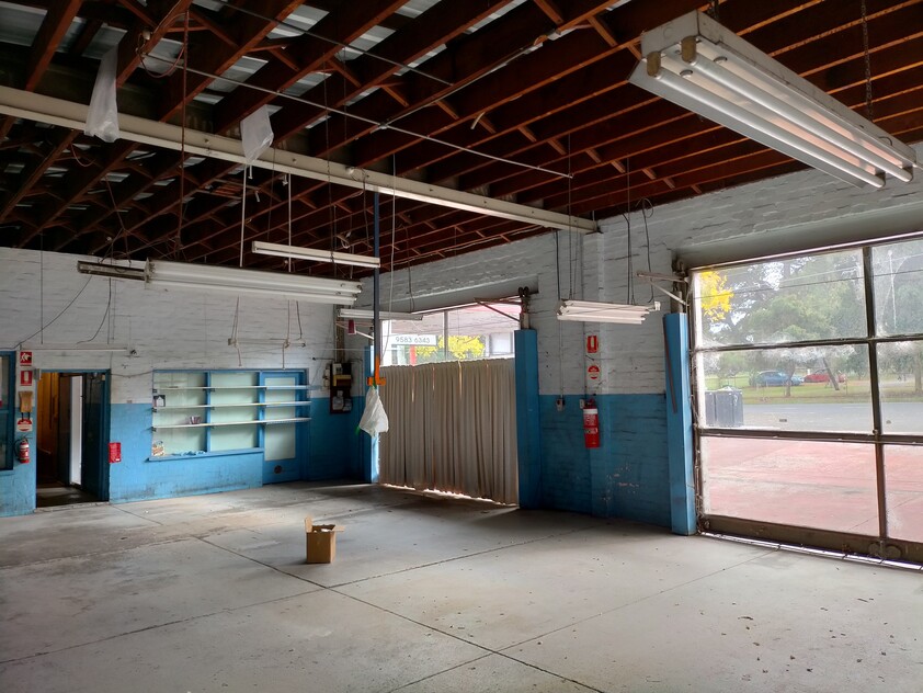 Bayside Warehouse / Office / Retail / (Mixed Use) with Excellent Exposure