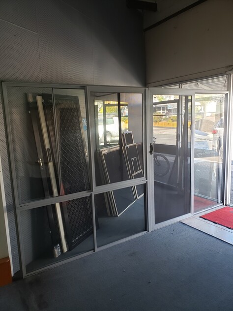 SHOP FRONT for LEASE 160 sq mtrs with great traffic exposure and High & Dry !