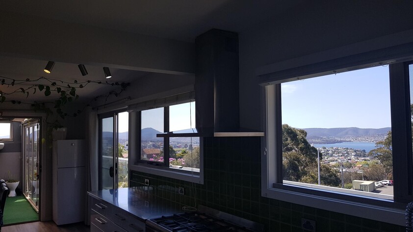 Views, deck, sunroom, city fringe location, pet friendly, undercover parking