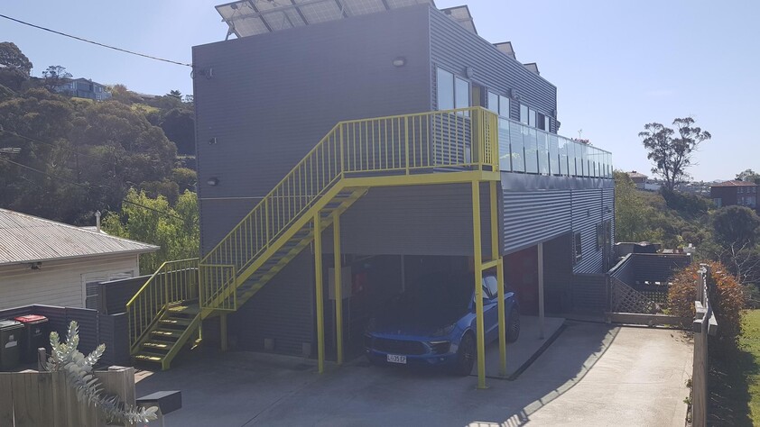 Views, deck, sunroom, city fringe location, pet friendly, undercover parking