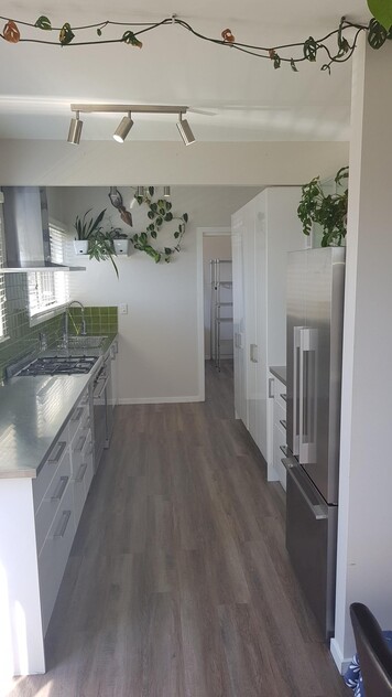 Views, deck, sunroom, city fringe location, pet friendly, undercover parking