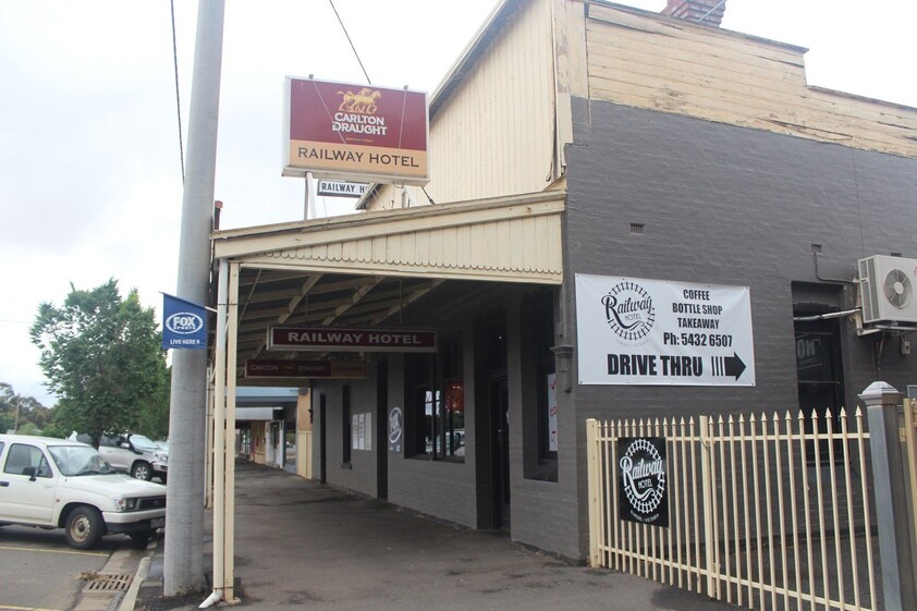 FREEHOLD PUB WITH ADDITIONAL OPTIONS ( ACCOMMODATION / RESIDENCE / CAFE OR OTHER BUSINESS ADVENTURE - STCA)