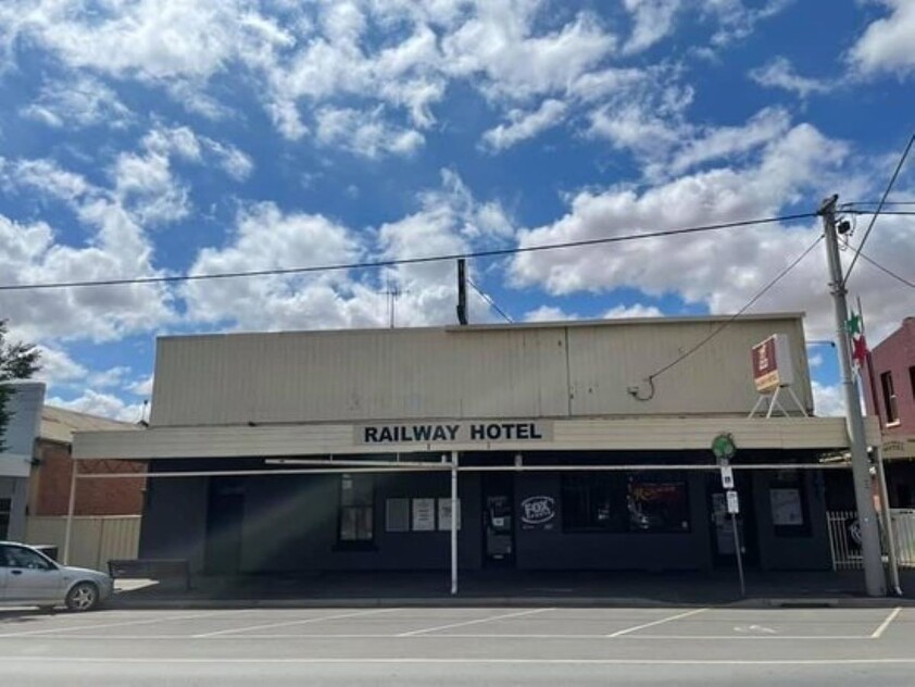 FREEHOLD PUB WITH ADDITIONAL OPTIONS ( ACCOMMODATION / RESIDENCE / CAFE OR OTHER BUSINESS ADVENTURE - STCA)
