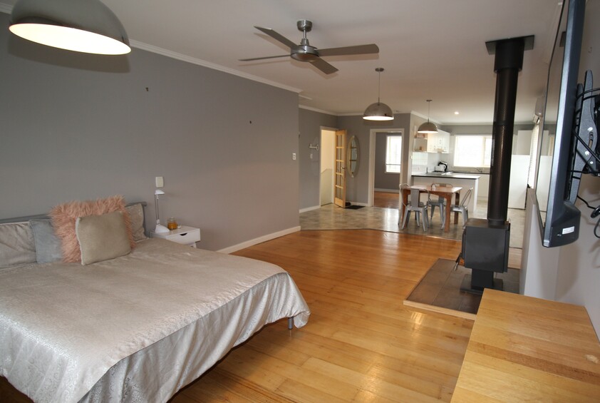 COMMERCIAL FREEHOLD PROPERTY WITH SUCCESSFUL CAFE & ADDITIONAL 3 TENANCIES
