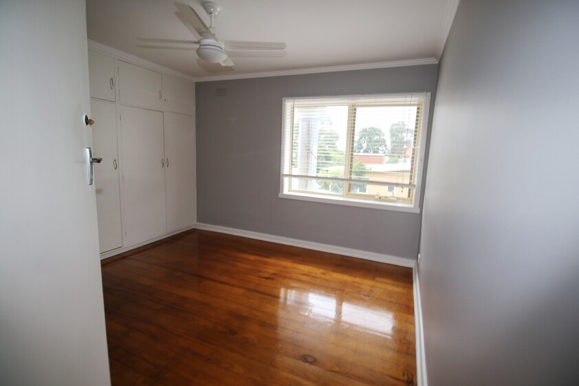 COMMERCIAL FREEHOLD PROPERTY WITH SUCCESSFUL CAFE & ADDITIONAL 3 TENANCIES