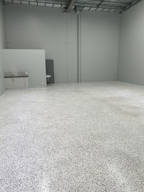 Near New Unit For Lease in Arundel 142 SQM with Epoxy Flooring + Shower